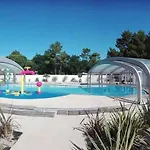 別荘 Mobil-home Moderne A Avec Piscine Partagee