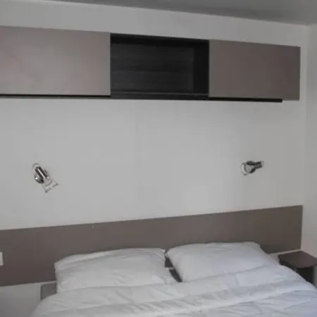Mobil-home Moderne A Avec Piscine Partagee Vakantiehuis *